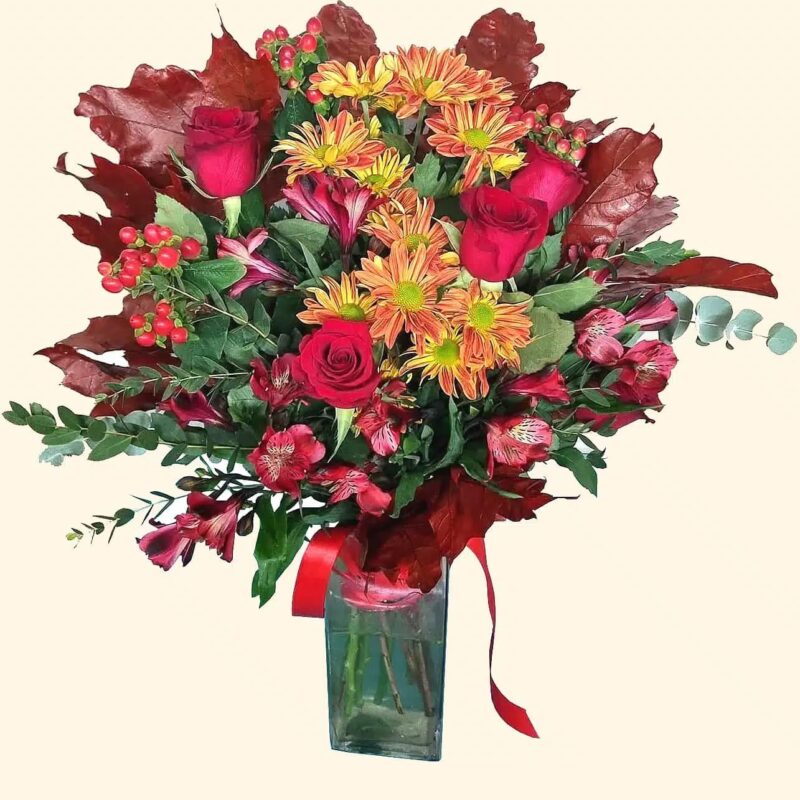 Bouquet di Rose, Ipericum, Alstroemeria e Faggio invernale