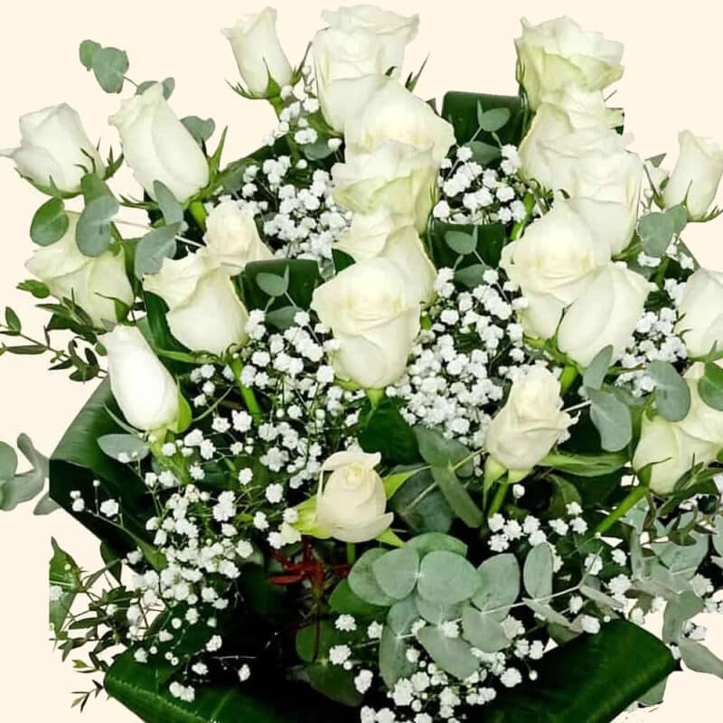Rose Bianche con verde decorativo. Consegniamo a domicilio a Roma fiori freschissimi, anche in giornata!