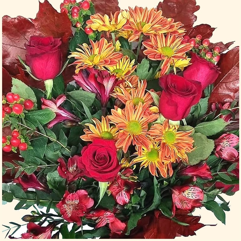 Bouquet di Rose, Ipericum, Alstroemeria e Faggio invernale