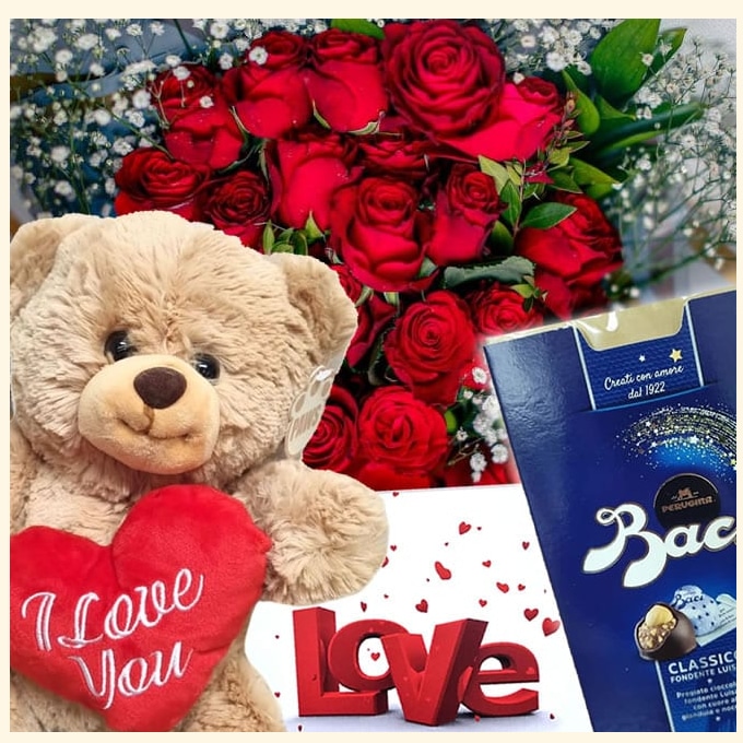 Set composto da 30 rose rosse, orsacchiotto di peluche, cioccolatini e biglietto d'auguri personalizzato.